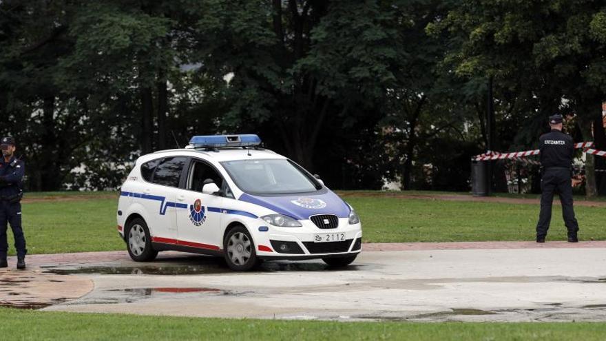 La Ertzaintza vigila la zona en la que se produjo la violación.