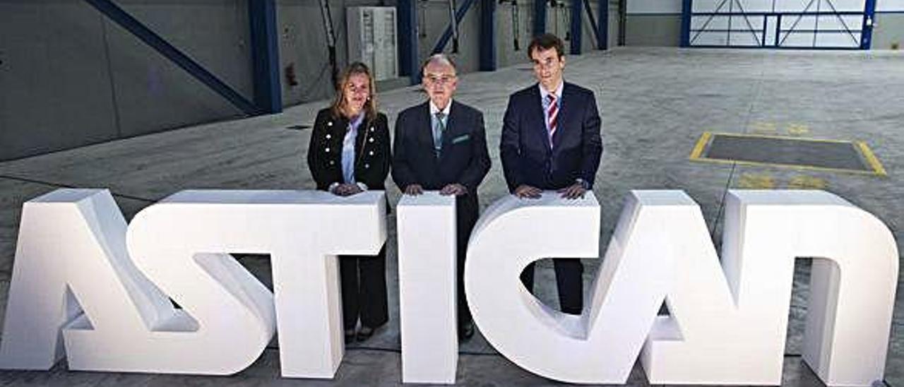 Germán Suárez, con sus hijos Ana y Germán Carlos, en las nuevas instalaciones de Astican en el muelle Reina Sofía.