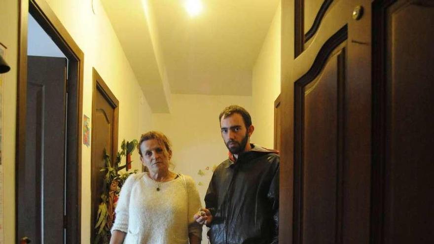 Celia de Deus, con un amigo en la vivienda que debe abandonar de Vista Alegre.  // Iñaki Abella