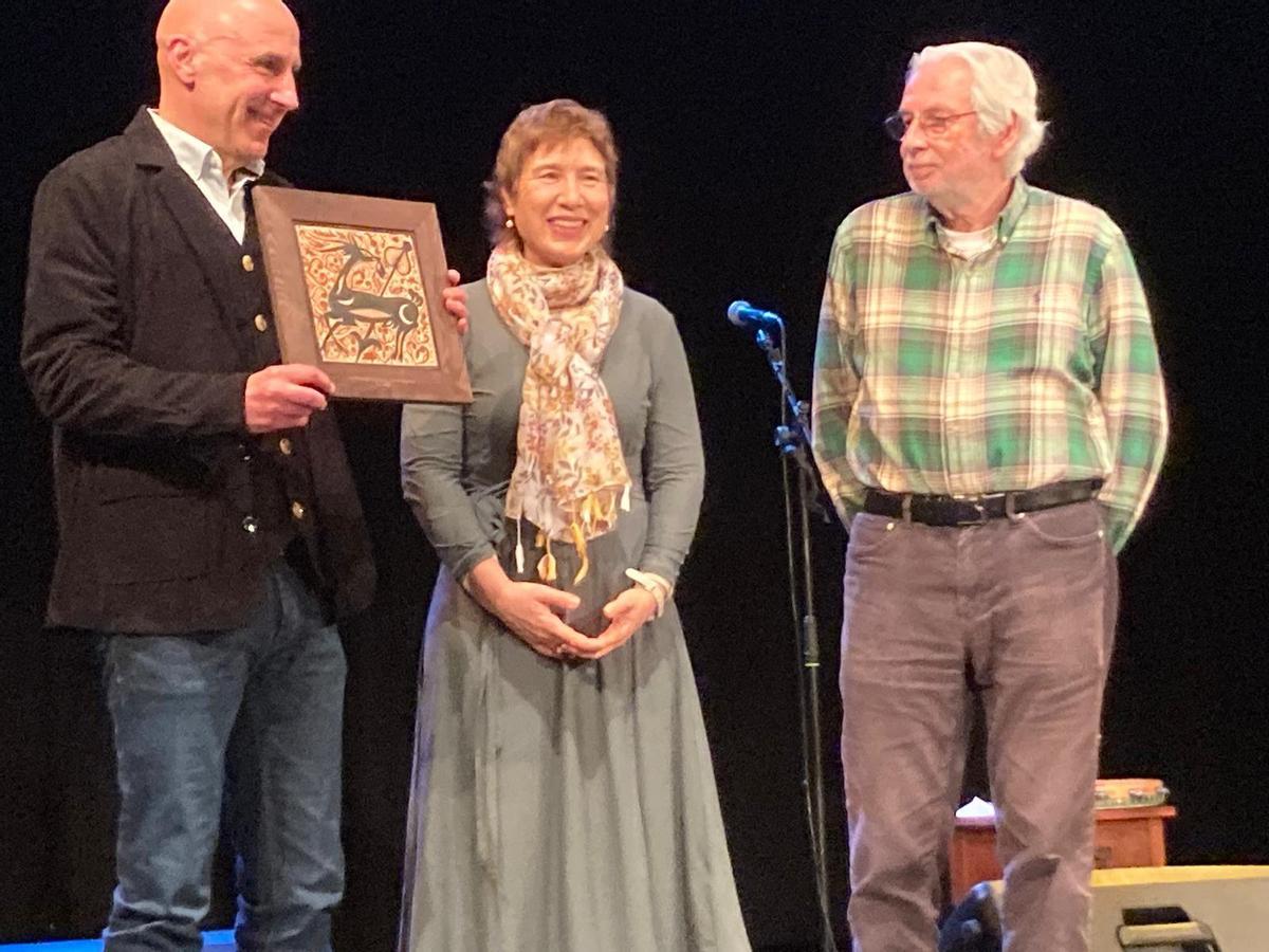 Silvestre Vilaplana amb el guardó Enric Valor.