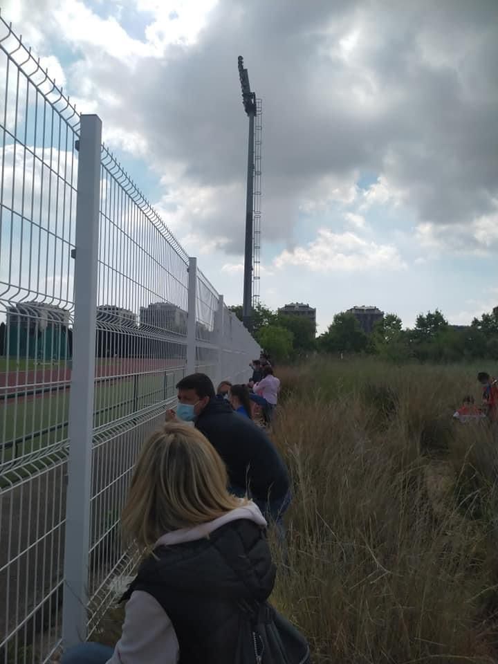 Los padres y aficionados que han querido ver atletismo este sábado tuvieron que hacerlo fuera del recinto de Gaeta Huguet.