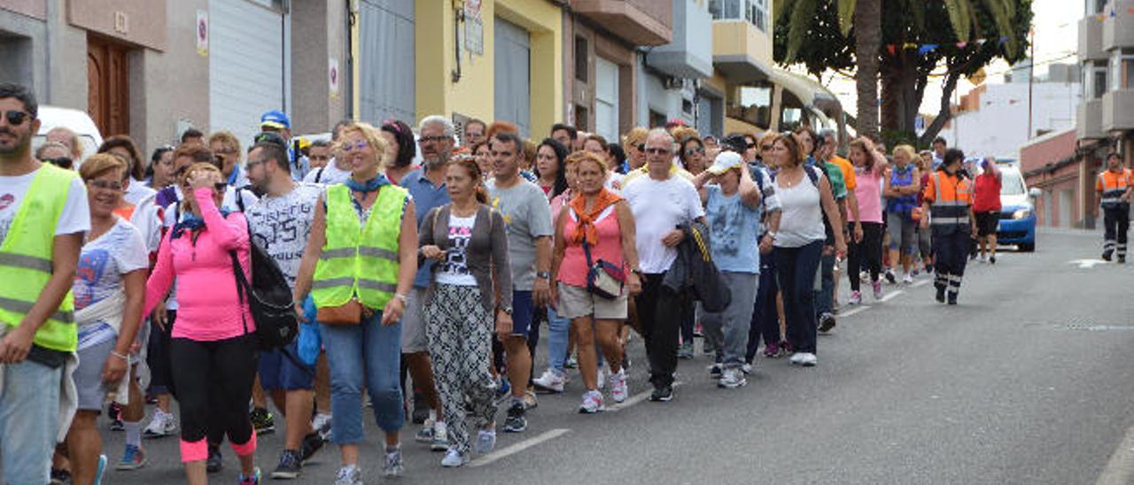 El grueso de los participantes de la caminata a la ermita de Ojos de Garza se concentró en los alrededores de la plaza de El Ejido para luego iniciar la marcha