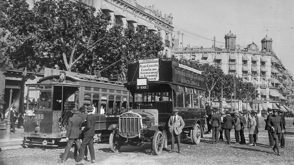 Finales de mayo de 1922. Presentación en la plaza de Catalunya de los vehículos adquiridos a la empresa Tilling Stevens. El de la foto es el que se está restaurando