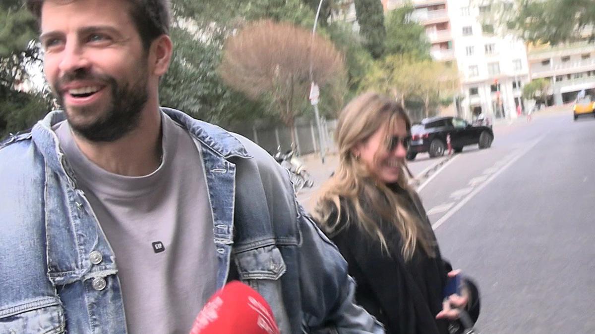 Piqué y Clara Chía pasean cogidos de la mano