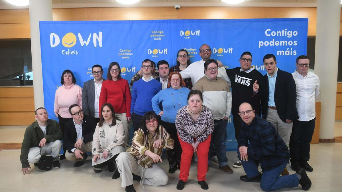 Usuarios de Down Coruña, ayer, en el acto conmemorativo del 25º. aniversario de la asociación, en el Paraninfo del Rectorado de la UDC.