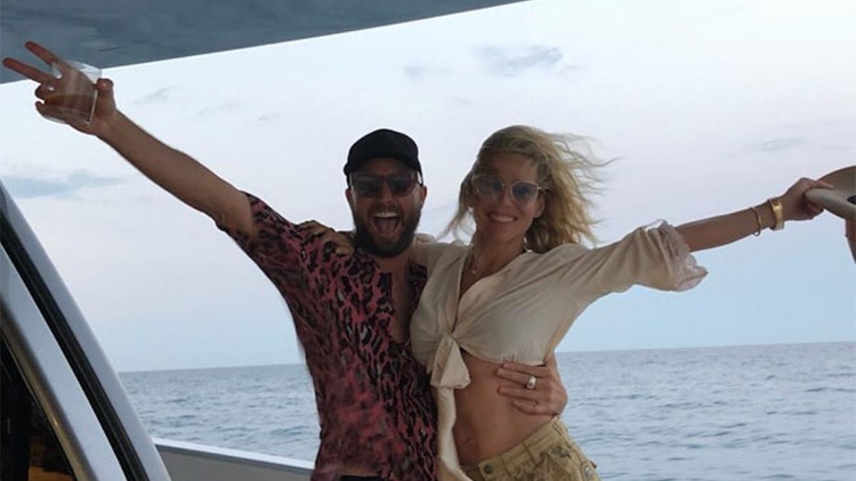 Elsa Pataky con un amigo en un yate en Ibiza