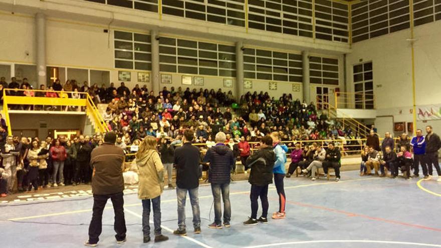 Los vecinos de Campillos han celebrado una asamblea en el pabellon donde estaban encerrados.