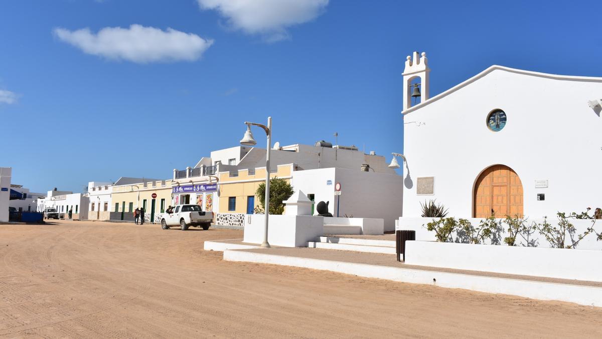 Caleta de Sebo, con la iglesia Virgen del Mar en primer término.