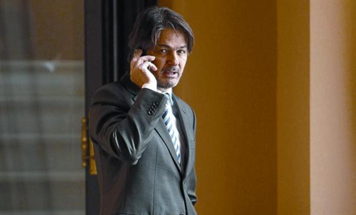 El secretari general de CDC, Oriol Pujol, parla per telèfon als passadissos del Parlament, el 23 de gener. El secretari general de CDC, Oriol Pujol, parla per telèfon als passadissos del Parlament, el 23 de gener.
