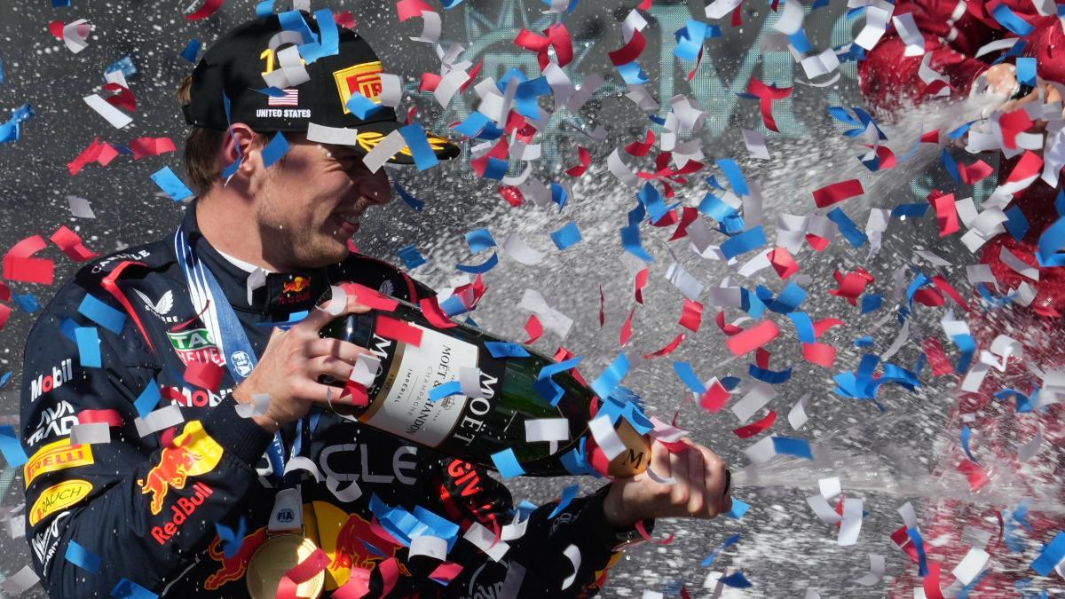 Max Verstappen , en lo alto del podio en Austin