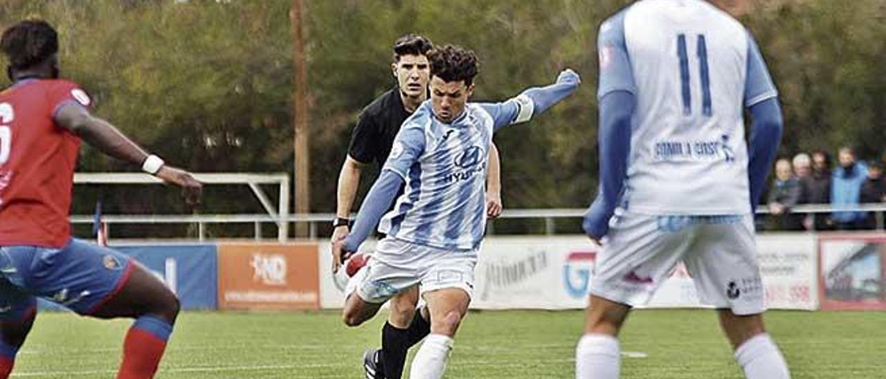 Fullana tuvo el gol de la victoria en el aÃ±adido con un disparo que se estrellÃ³ en el larguero.