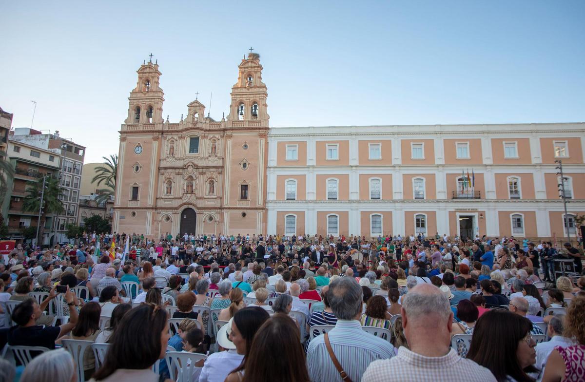 Inauguración de la nueva plaza congregó a cientos de onubenses.