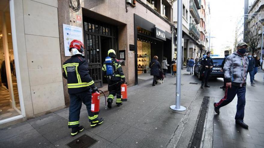 Unos bomberos acceden al edificio en el que se produjo la alarma.  // GUSTAVO SANTOS