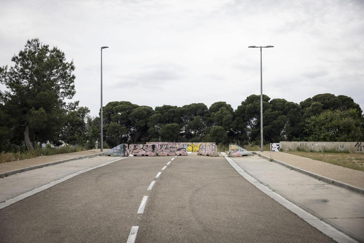 La calle Hydra de Valdefierro (Zaragoza), inacabada, quedará unida con el Distrito Sur a través de un puente por el Canal Imperial.