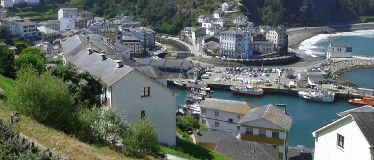 El barrio de la Pescadería y la primera playa de Luarca, vistos desde La Carril.