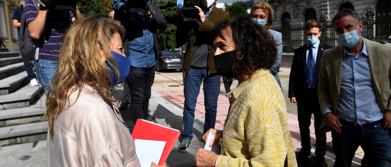 La Ministra de Transportes, Raquel Sánchez, recibiendo documentación en Oviedo de manos de una representante de la plataforma contra la Ronda Norte