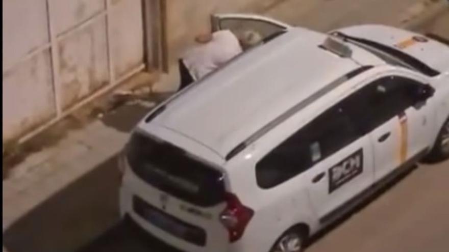 En uno de los vídeos que circulan se ve a un joven robando en un taxi estacionado en la calle.