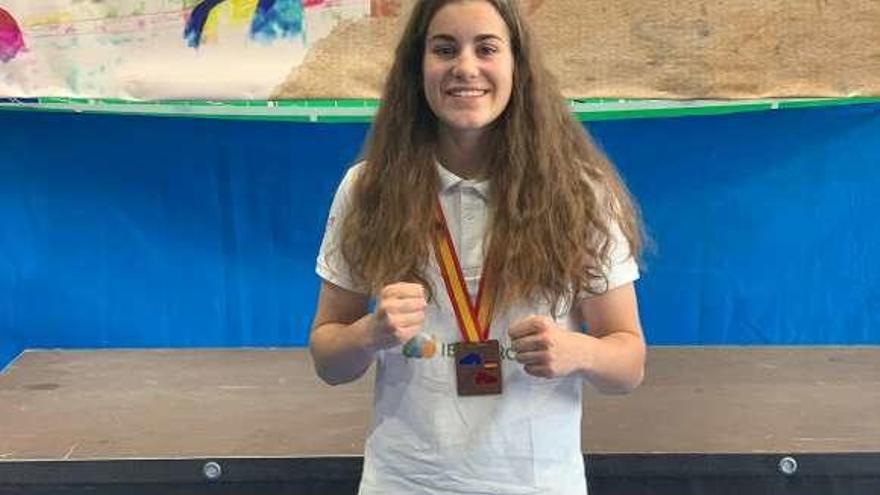 Laura Fuertes, con la medalla lograda en Castellón.