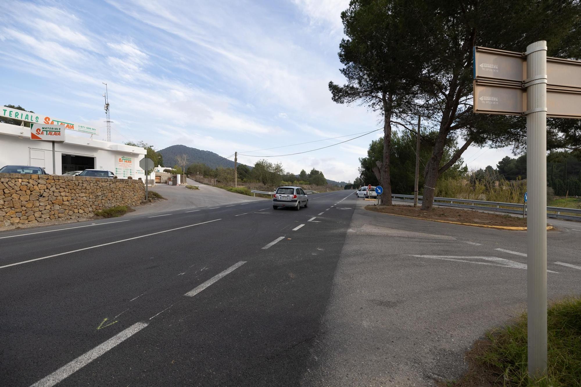 Galería: Accidente entre una moto y un camión en la carretera de Sant Josep