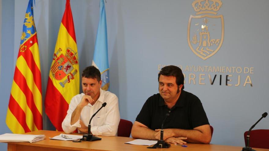 Imagen de la rueda de prensa que el concejal de Innovación, Seguridad y Playas de Torrevieja, Javier Manzanares