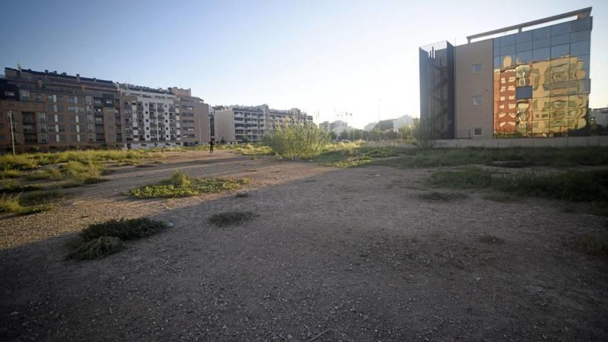 Solar de la avenida Juan de Borbón en el que se levantará el nuevo centro de especialidades.