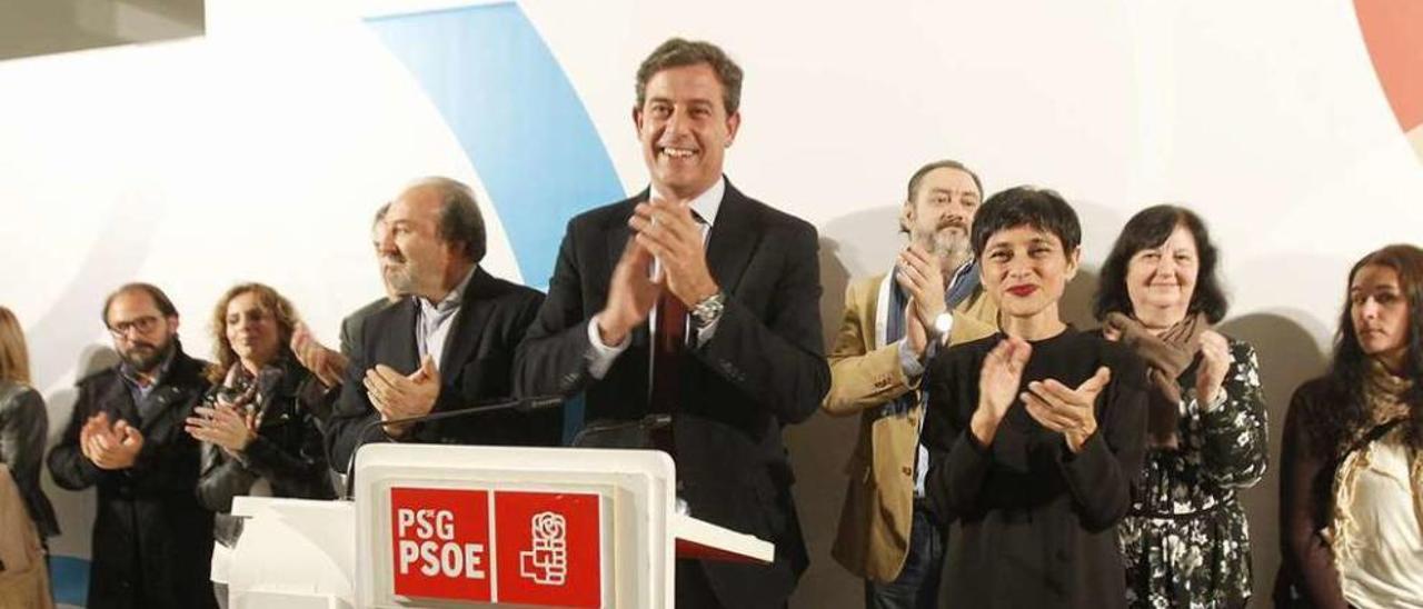 Besteiro, en el centro flanqueado por los candidatos Luis Garciá Mañá y Rocío de Frutos // Faro