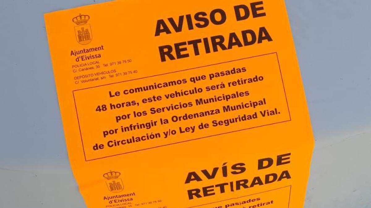 La pegatina que el Ayuntamiento colocó en las barcas fondeadas en sa Punta.