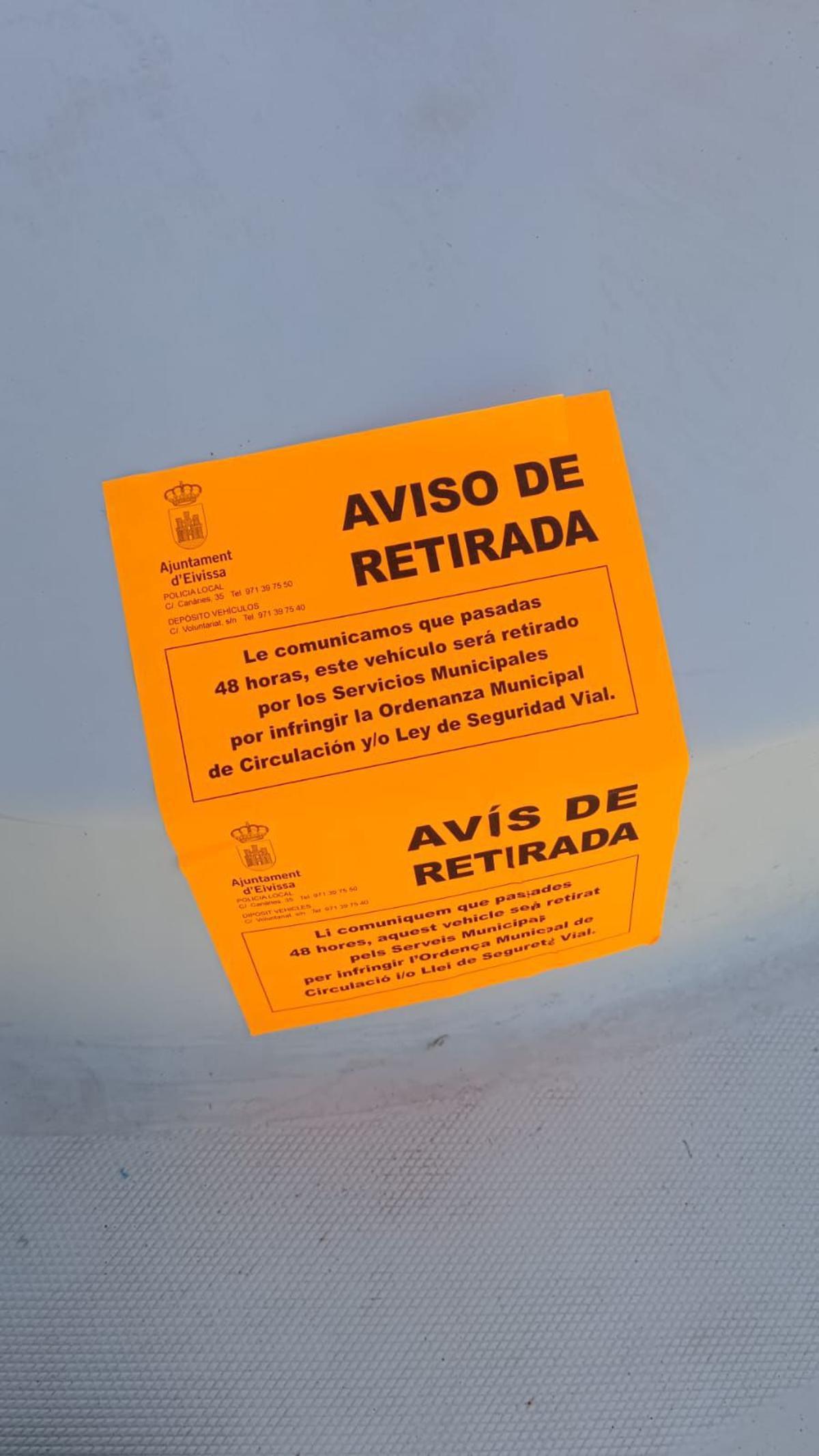 La pegatina que el Ayuntamiento colocó en las barcas fondeadas en sa Punta.