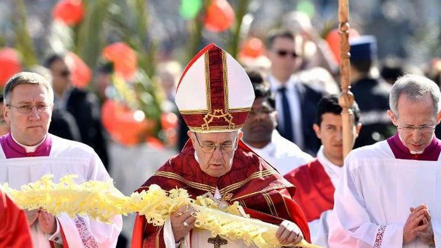 El Papa, ayer, durante la celebración del Domingo de Ramos.