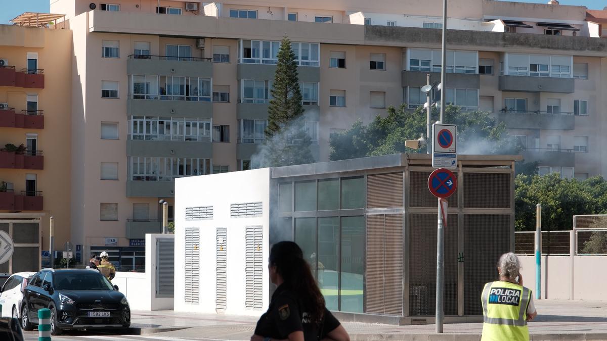 Las imágenes del incendio del aparcamiento del Cetis en Ibiza