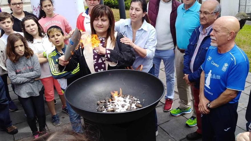 Amelia Fernández enciende el pebetero.