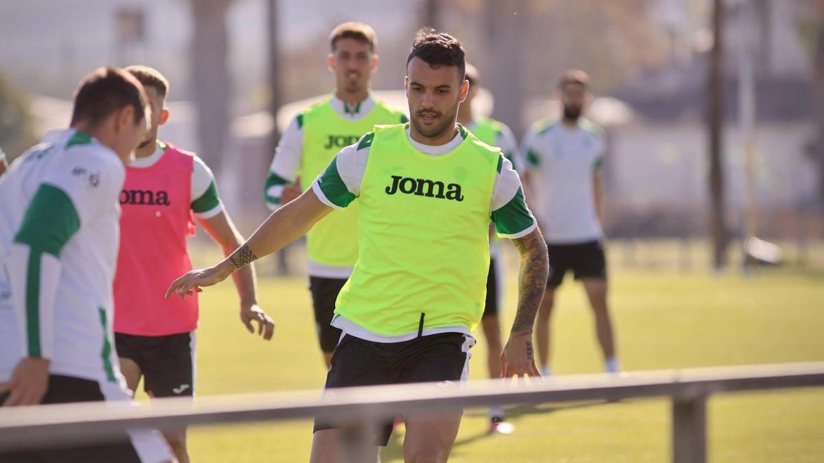 Álex Martín, durante un entrenamiento del Córdoba CF de esta temporada en la Ciudad Deportiva.