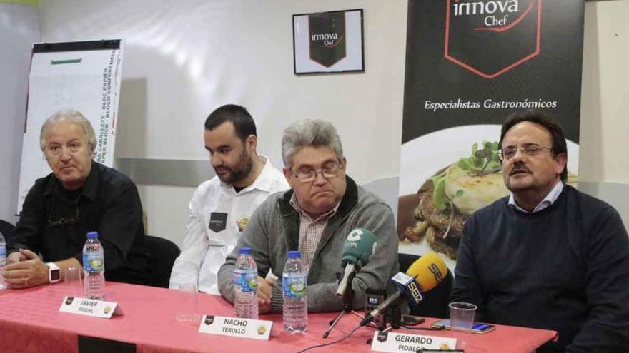 Gerardo Vecino (derecha) comparte sus impresiones junto a Jesús Rodríguez, Javier Miguel y Nacho Teruelo.