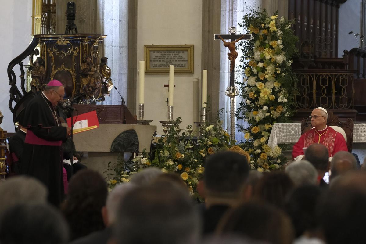 El papa León XIV (d) durante un encuentro con obispos, sacerdotes, diáconos, religiosos, seminaristas y agentes de pastoral en la Catedral de Santa Ana este jueves, en Las Palmas de Gran Canaria.
