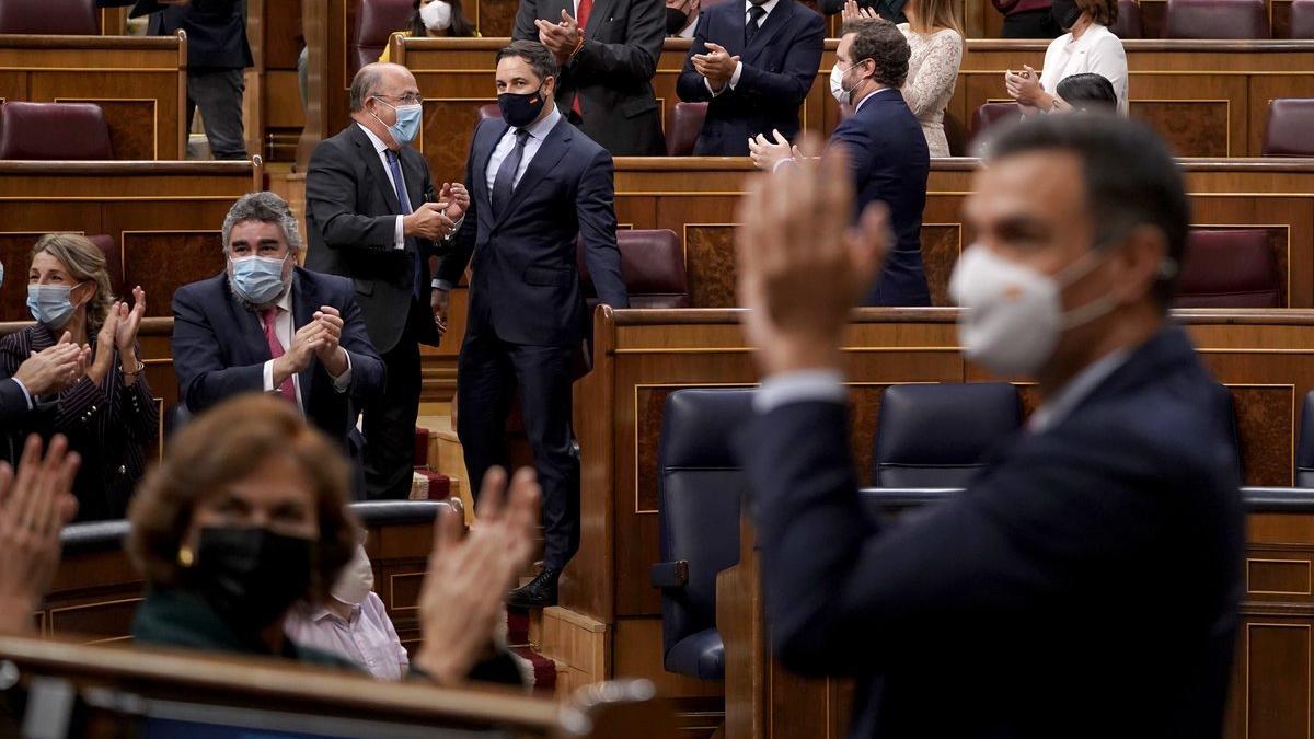 Pedro Sánchez aplaude el resultado de la moción de censura perdida por Santiago Abascal, al fondo, este 22 de octubre en el Congreso.