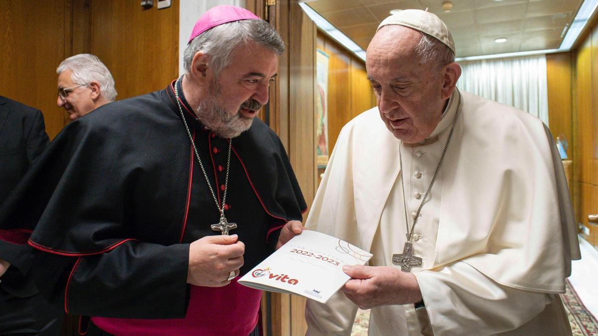 El Arzobispo de Zaragoza, Carlos Escribano, en un momento de la visita al Papa.