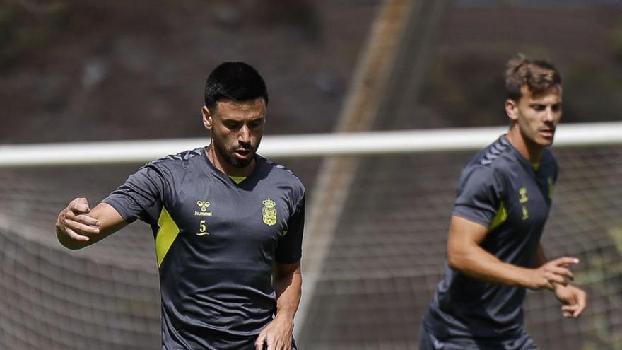 Javi Muñoz controla el balón ayer en Barranco Seco; detrás Eric Curbelo | | UDLP