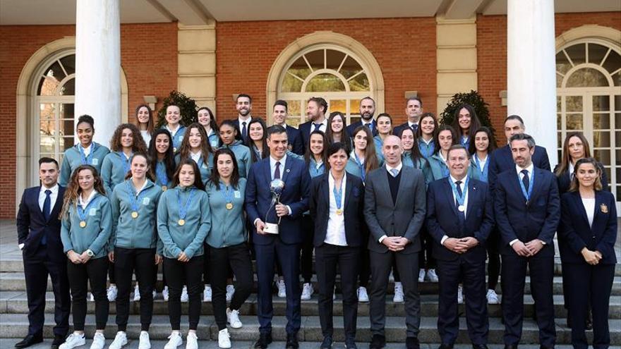 Pedro Sánchez recibe a la sub-17 de Aixa Salvador