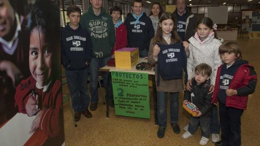 Alumnos y colaboradores de la jornada solidaria en el Colegio San Ignacio.