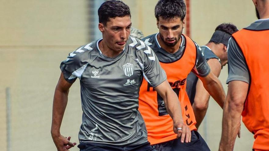 Borja Calvo y Bustillo no viajan con el Eldense a Butarque con su futuro en el aire