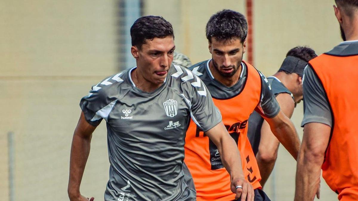 Borja Calvo y Bustillo no viajan con el Eldense a Butarque con su futuro en el aire