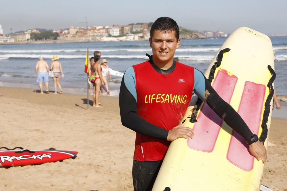 Jóvenes de salvamento en la playa