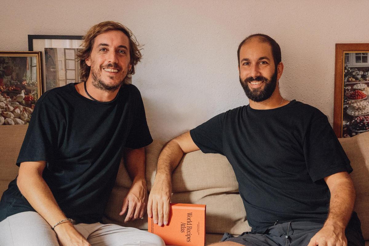 Juan González del Cerro y Enrico Porfido con el World Recipes Atlas