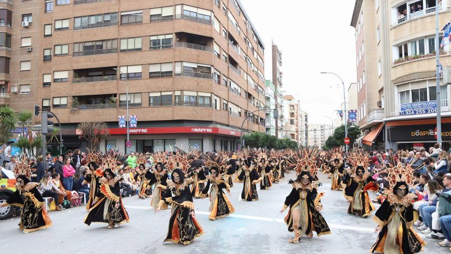 Así desfilaron las comparsas, artefactos y grupos menores en el Carnaval de Badajoz