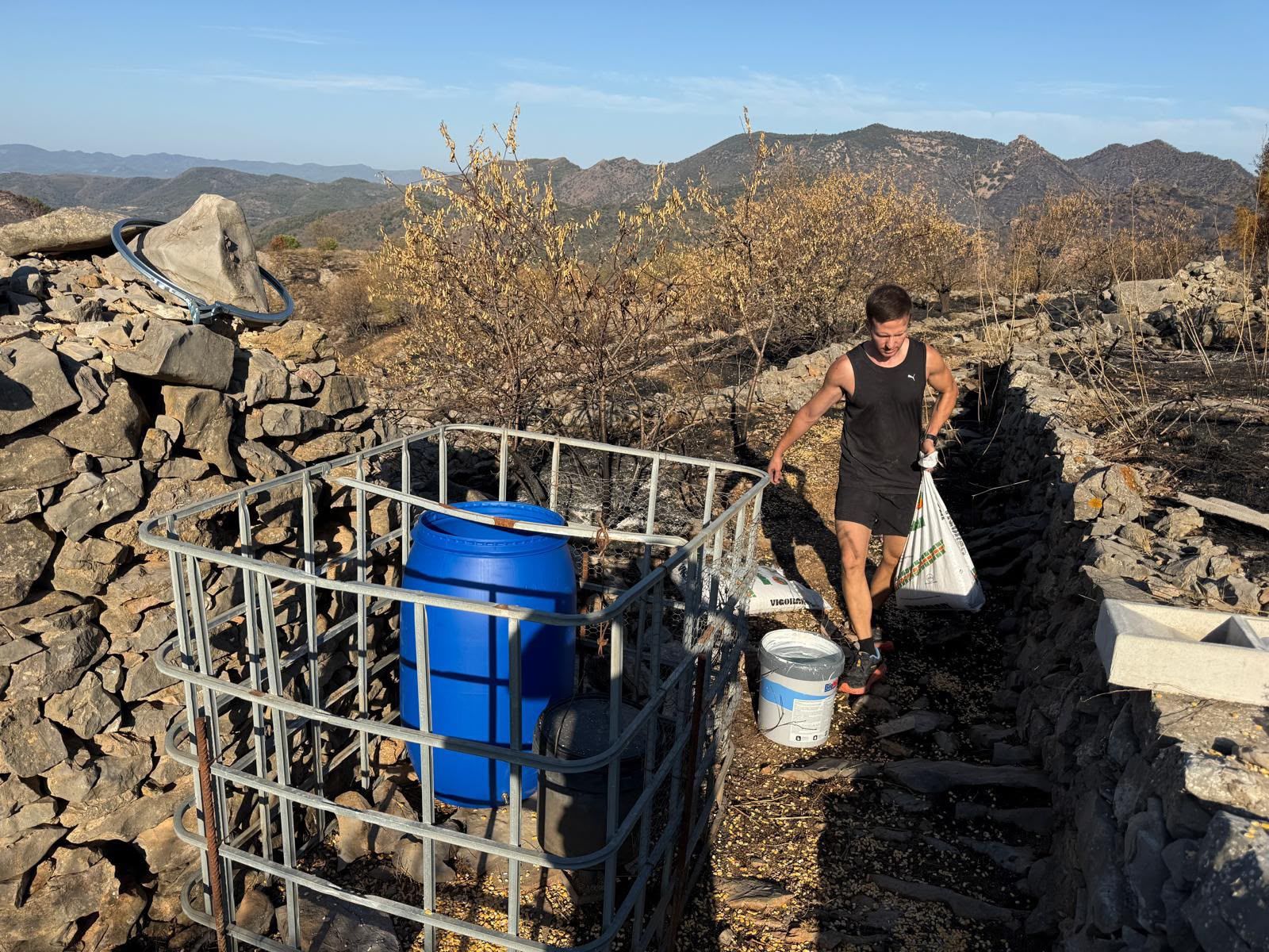 Cazadores trabajan en tareas de recuperación tras el incendio en la Vall d'Uixò.