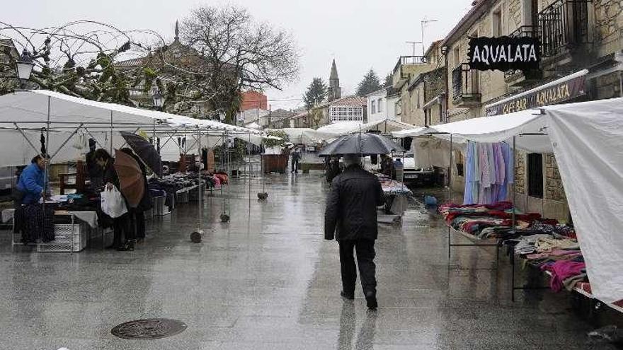 Puestos del mercado en la Praza do Concello. // Bernabé/Javier Lalín