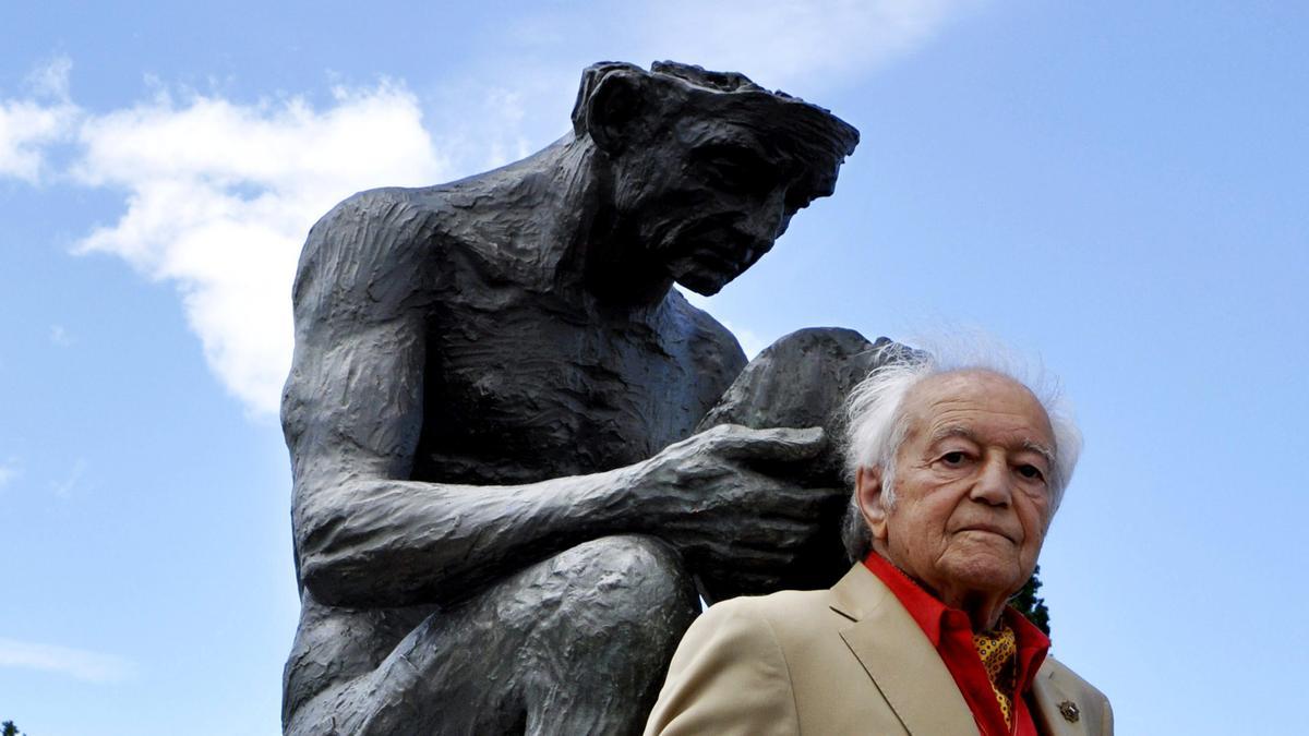 Fallece el escultor abulense Santiago de Santiago a los 97 años.