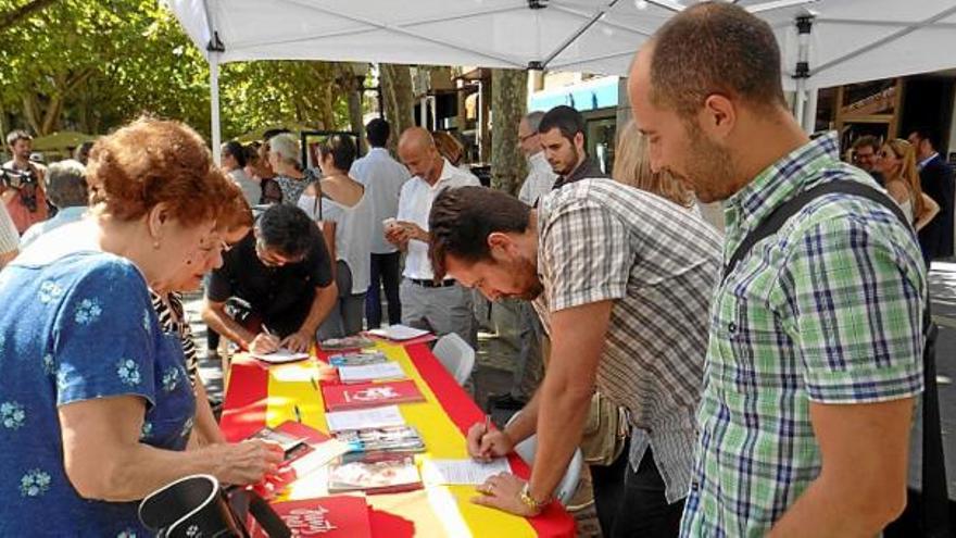 Campanya de recollida de suports a Junts pel Sí a Crist Rei de Manresa