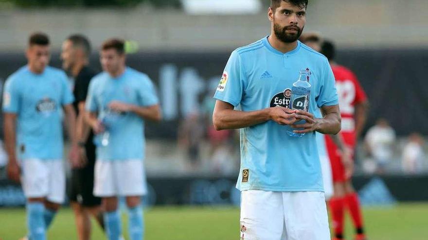 Néstor Araújo se refresca al término del encuentro amistoso disputado por el Celta el pasado sábado ante el Córdoba en Baltar. // Marta G. Brea