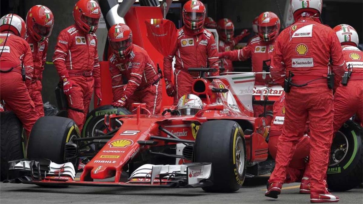 vettel, cambiando las ruedas en el pitlane de Shanghai